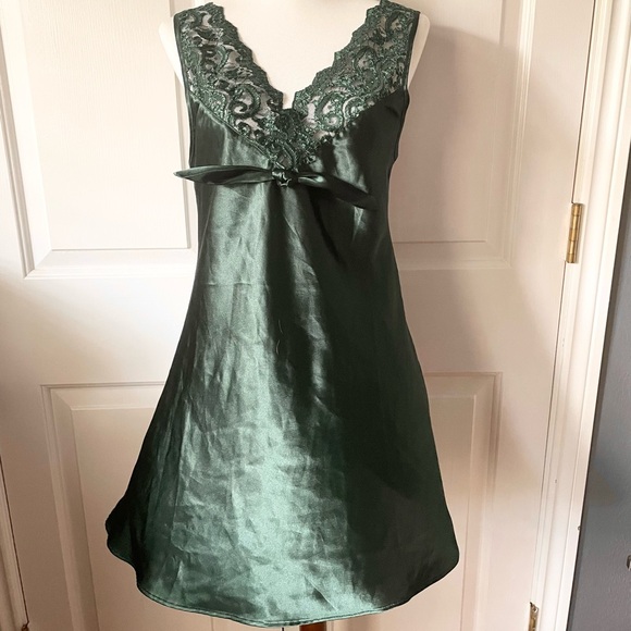 Vintage Satin Green Chemise with Lace Trim - Picture 5 of 9